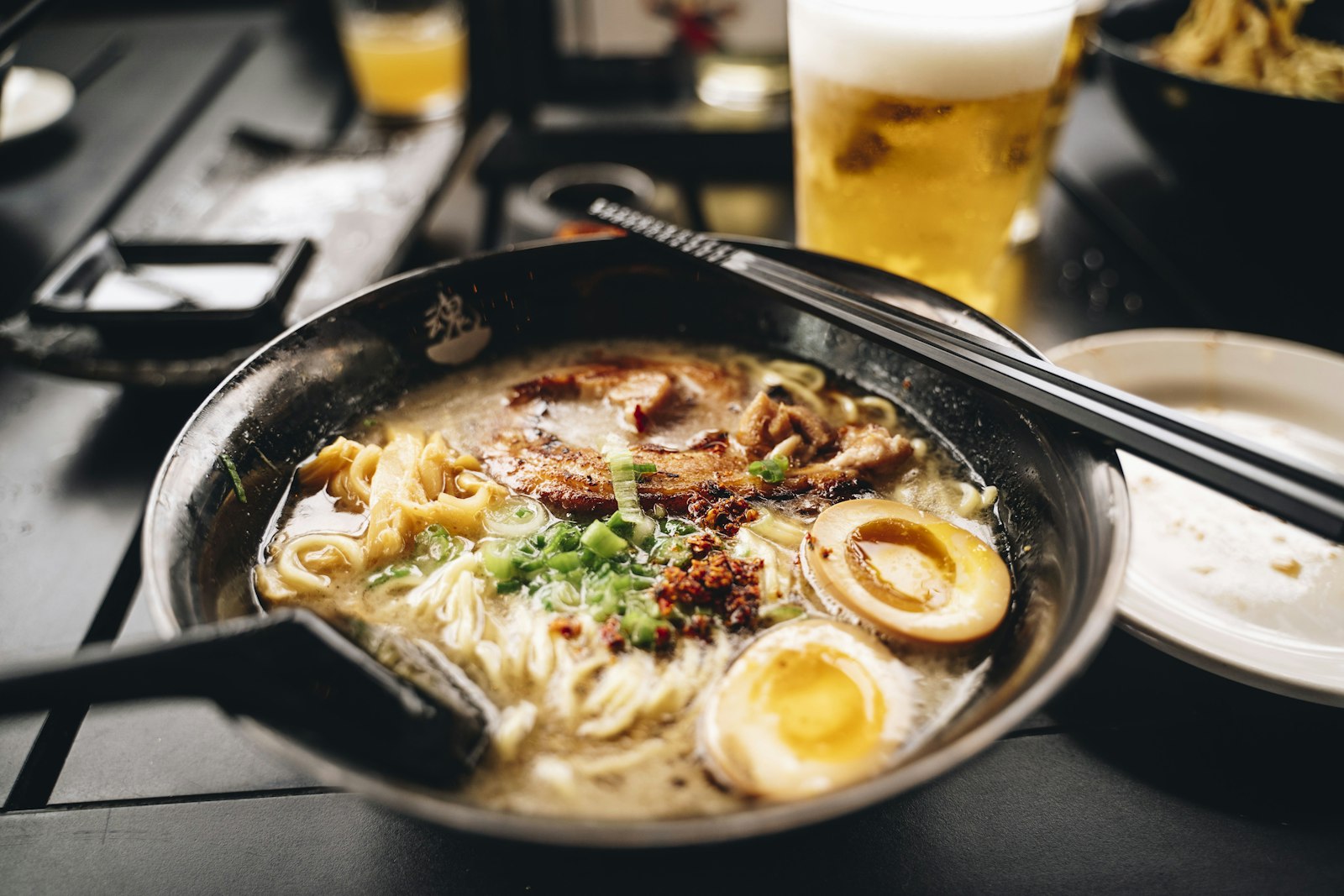 Ramen japonais fumant servi chez Kaishoya — Paris Charles Michels